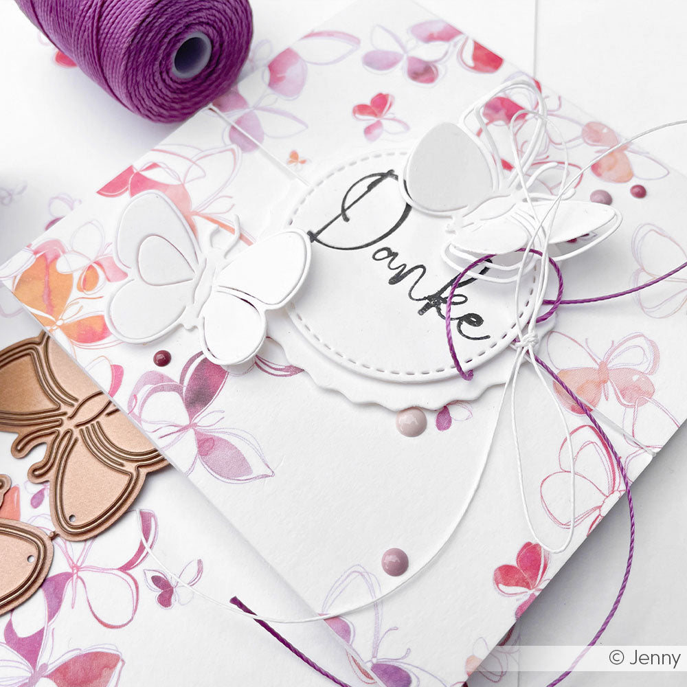 Handgefertigte Danksagungskarte mit Schmetterlingen, lila Kordel und floralen Motiven, hergestellt mit Alexandra Renke Designpapier und Glücks-Schmetterling Gestöber, umgeben von Alexandra Renke Papierprojekte Zubehör.