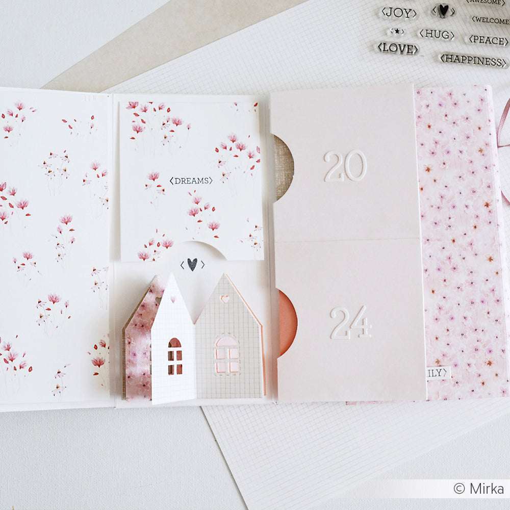 Alexandra Renke florale Scrapbookseite mit 20 & 24 Fächern, kleinen Papierhäuschen, und zartrosa Akzenten - ideal für Papierprojekte mit Designpapier und Zarte Blütensträuße rosa Highlights.