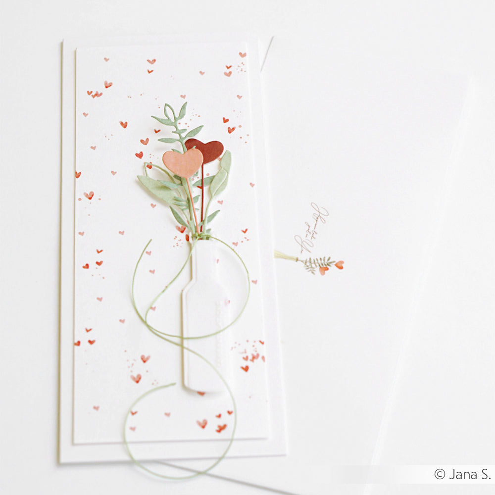 Ein bezauberndes Alexandra Renke Grußkarten Design mit herzförmigen Blumen in einer Vase, umgeben von roten Herzen auf weißem Grund - perfekt für Ihr nächstes Papierprojekt oder in Kombination mit Ihrem Lieblingsdesignpapier.
