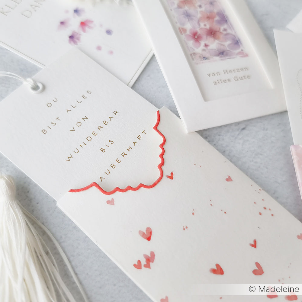 Weiße Grußkarten von Alexandra Renke mit roten Herzmotiven, deutschem Text und Silhouettenprofil - ideal für Papierprojekte mit hochwertigem Designpapier.