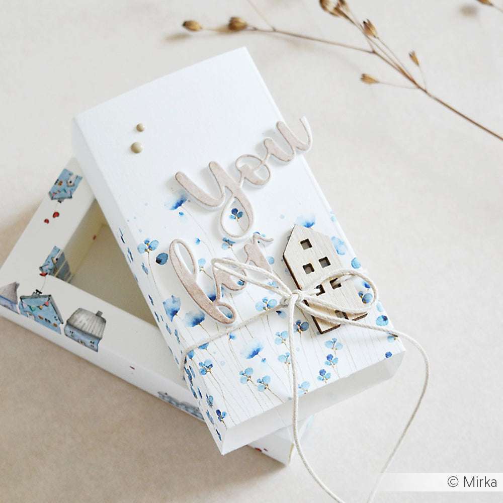 Dekorative Geschenkbox von Alexandra Renke mit Text "You & I", floralem Designpapier, Hausausschnitt und gebundener Schnur auf hellem Hintergrund.