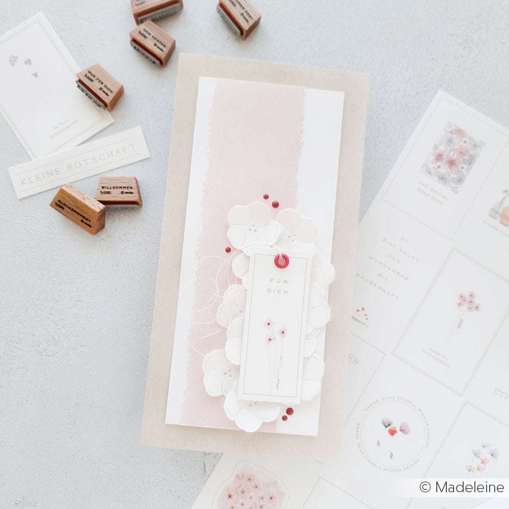 Handgefertigte Grußkarte von Alexandra Renke mit zarten floralen Motiven, gestaltet mit Designpapier und Kärtchenbogen Feine Blütenwelt Akzente auf einem hellen, strukturierten Hintergrund.