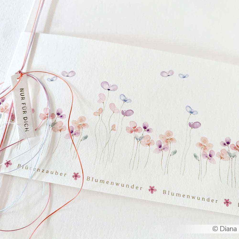 Weiße Karte von Alexandra Renke mit zarten Aquarellblumen, pastellfarbenen Schmetterlingen und einem NUR FÜR DICH-Anhänger mit farbigen Fäden - ideal für Papierprojekte oder als elegantes Designpapier für einzigartige Grußkarten.