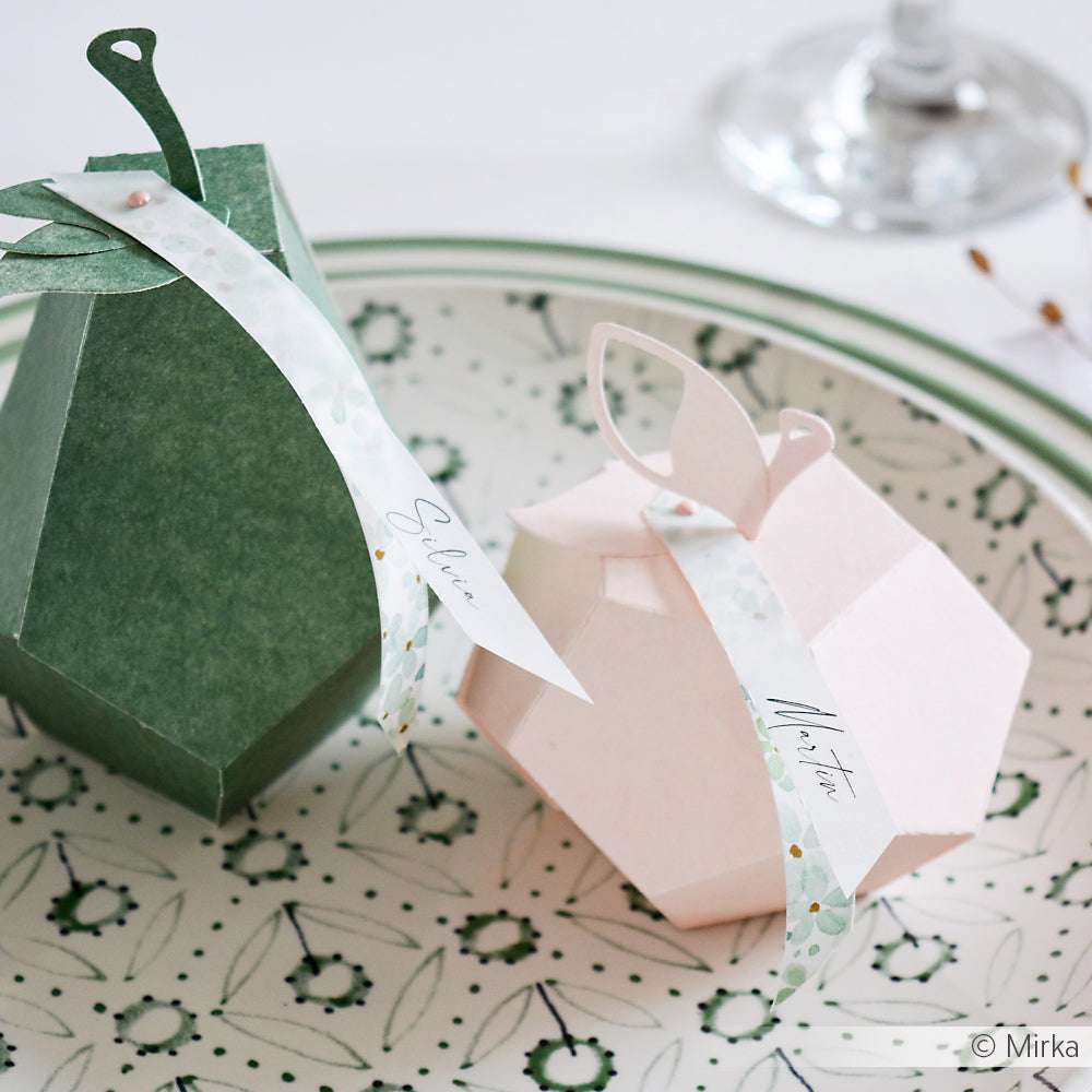 Zwei geometrische Obstschachteln mit Namensschildern aus Alexandra Renke Designpapier in Blütenmuster türkis-mint, angeordnet auf einer gemusterten Platte - ideal für kreative Papierprojekte.