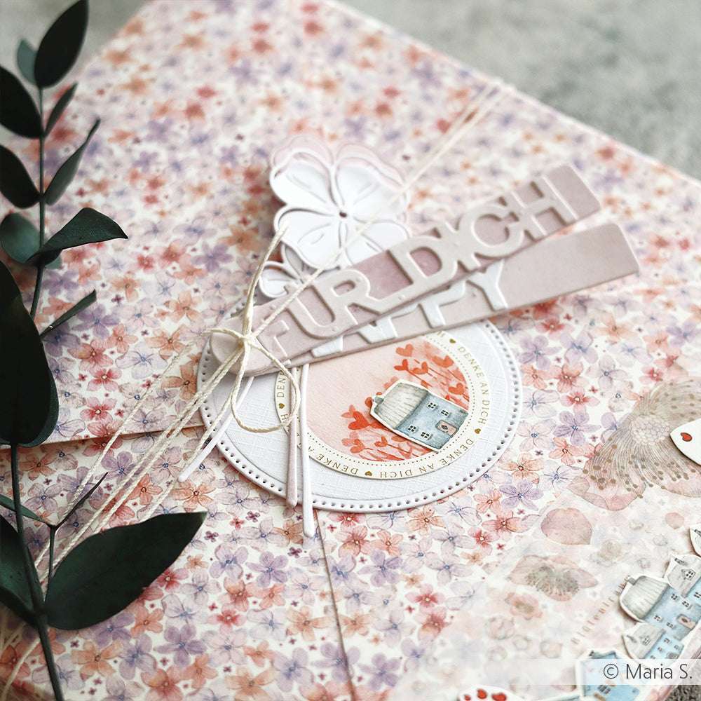 Eine mit Designpapier gestaltete Karte mit Blumenmuster von Alexandra Renke enthält den deutschen Text "Für Dich" und dekorative Elemente wie ein kleines illustriertes Haus.