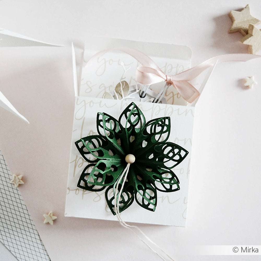 Weißer Geschenkkarton mit grüner Papierblume, rosa Schleife und Sterndekoration - perfekt für Papierprojekte oder zum Verpacken mit stilvollem Alexandra Renke Designpapier.
