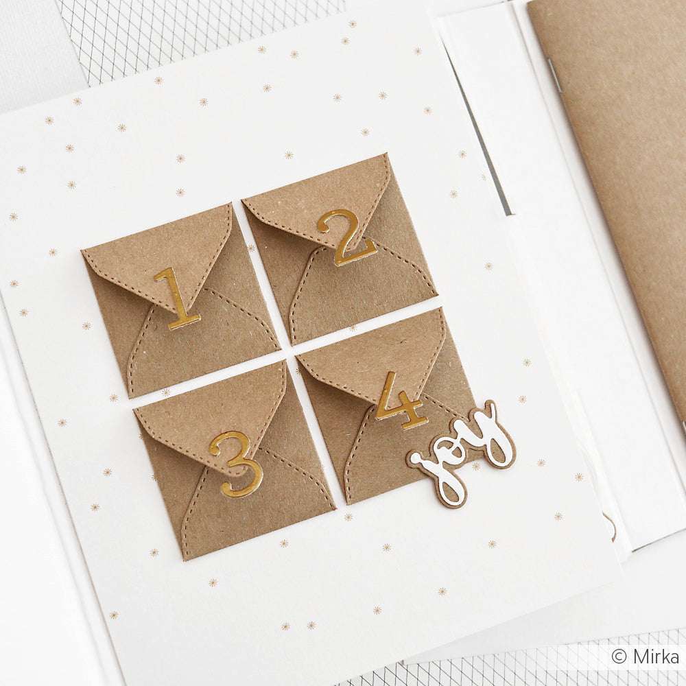Vier kleine braune Briefumschläge mit den Nummern 1-4 von Alexandra Renke auf weißem Karton, gestaltet für Papierprojekte. Neben der Nummer 4 glänzt ein Hauch von Freude mit Sterne-Gestöber Gold-Akzenten.