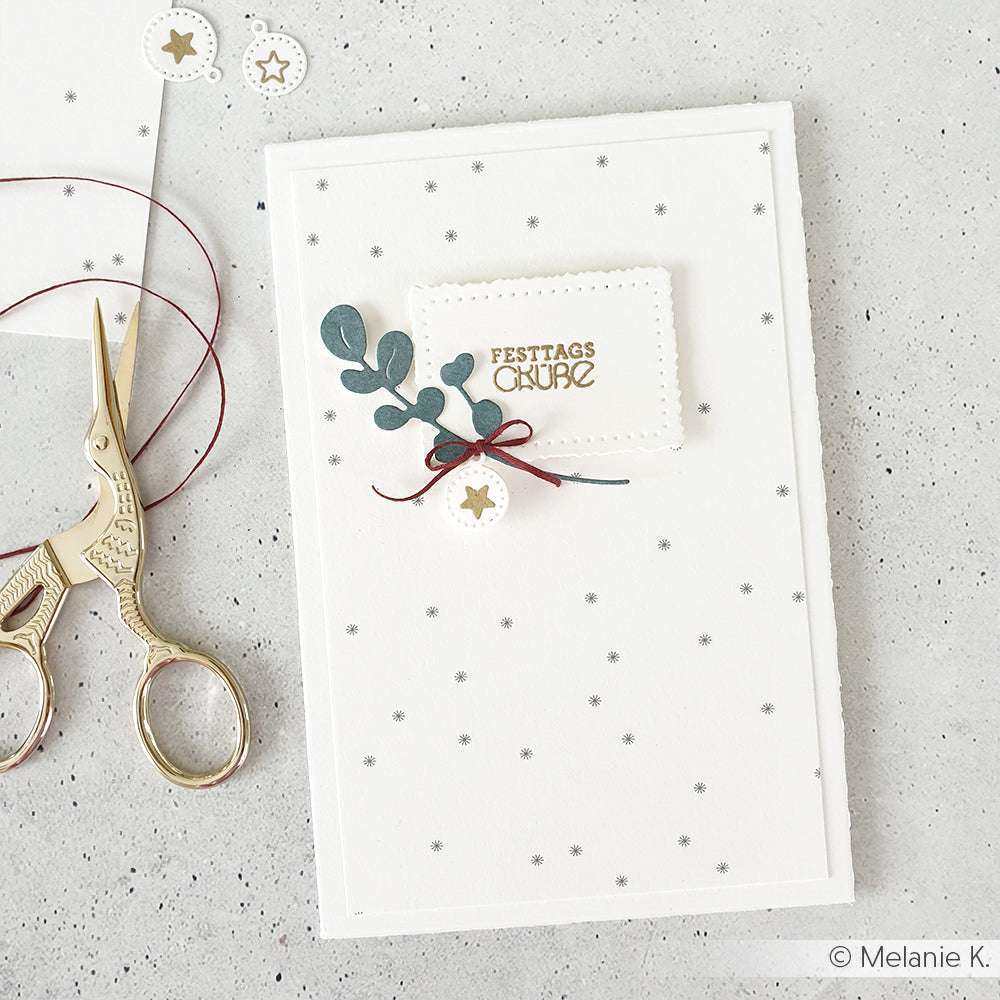 Handgefertigte Weihnachtskarte von Alexandra Renke mit Strahlende Sterne-Gestöber Silberpunkten, einem goldenen Gruß, Blattverzierungen, Designpapier-Akzenten und einer roten Schleife - ideal für kreative Papierprojekte.