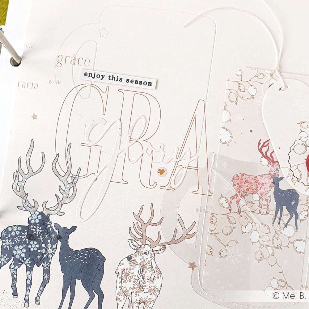 Illustrierte Hirsche und der Text "Genieße diese Jahreszeit" auf einer festlichen, neutralen Scrapbook-Seite mit gestapelten Anhängern - perfekt für Papierprojekte oder Grußkarten mit Ihrem Lieblingsdesignpapier von Alexandra Renke.