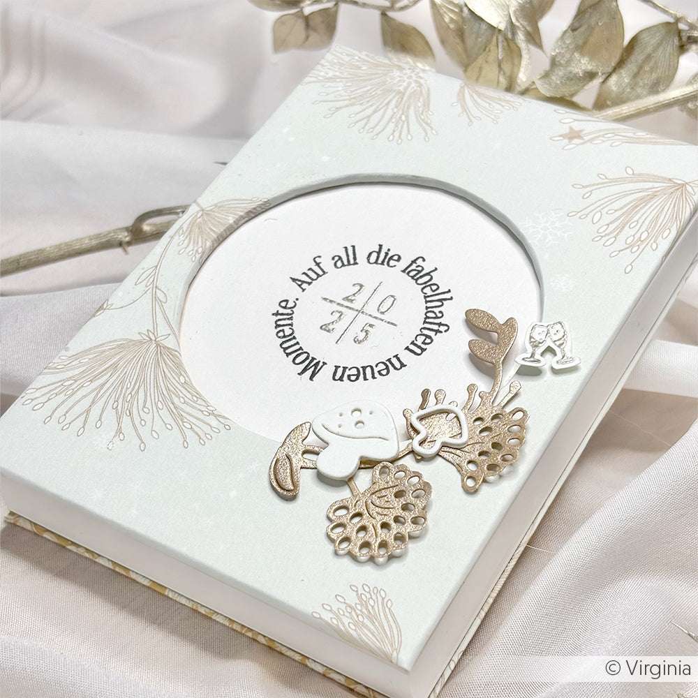 Elegante weiße Grußkarte von Alexandra Renke mit deutschem Text, silbernen botanischen Motiven und metallischen Pilzen und Blättern - ideal für Papierprojekte oder in Kombination mit gemustertem Papier für einen einzigartigen Akzent.