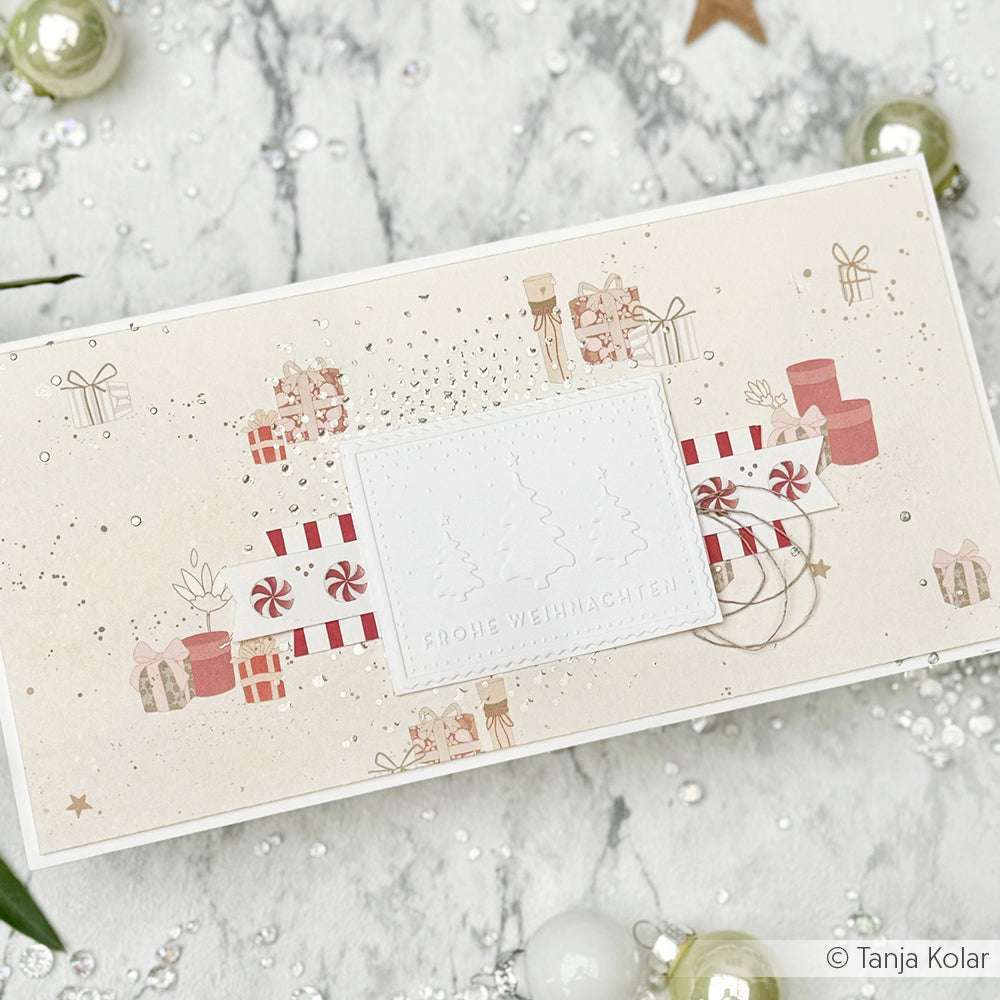 Eine festliche Weihnachtskarte von Alexandra Renke mit Geschenken, Süßigkeiten und Bäumen auf einem Marmorhintergrund mit goldenen Akzenten - ideal für Papierprojekte oder um Ihren Buchbinderei-Kreationen Eleganz zu verleihen.