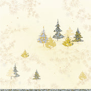 Stilisierte goldene und blaue Weihnachtsbäume, inspiriert von „Gemusterte Tannen“ von Alexandra Renke, zieren einen hellen Hintergrund mit zarten Blättern und Schneeflockenmustern – perfekt für Papierprojekte oder kreative Ideen mit Designpapier.