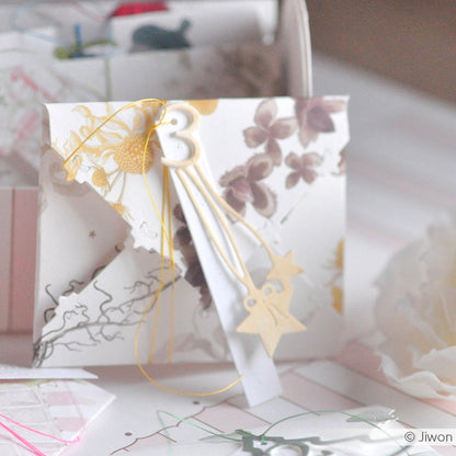 Designpapier 'Florale Streifen Walnuss und Bucheckern'