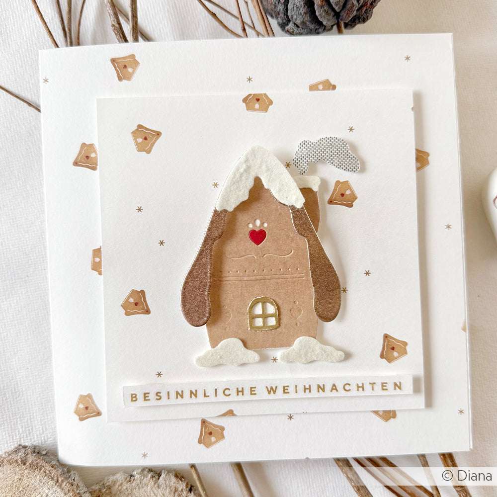 Eine Weihnachtskarte von Alexandra Renke mit einem bezaubernden Lebkuchenhaus-Gewusel und dem Text "Besinnliche Weihnachten", perfekt für festliche Stimmung in Ihrem Designpapier oder Ihren Papierprojekten.