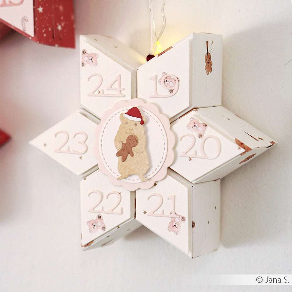 Weißer, sternförmiger Adventskalender mit nummerierten Fächern aus Designpapier von Alexandra Renke, mit einem Lebkuchenbären mit Weihnachtsmannmütze. Perfekt, um in der Weihnachtszeit Teddybär-Gewusel Rosa-Charme in Ihre Papierprojekte zu bringen.