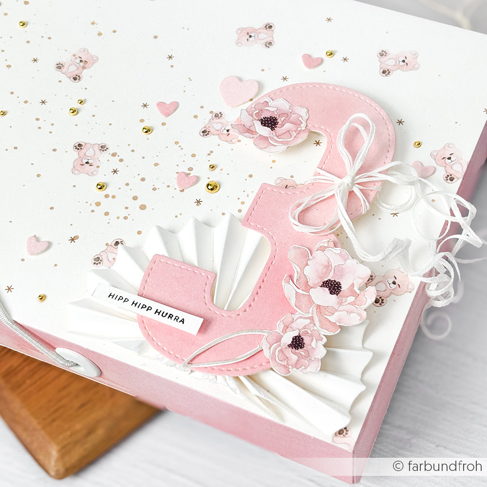 Rosa-weiße Geburtstagskarte mit einer großen Zahl 3, Blumen, Herzen und niedlichen Bären, gestaltet mit dem Teddybär-Gewusel Rosa Designpapier von Alexandra Renke.