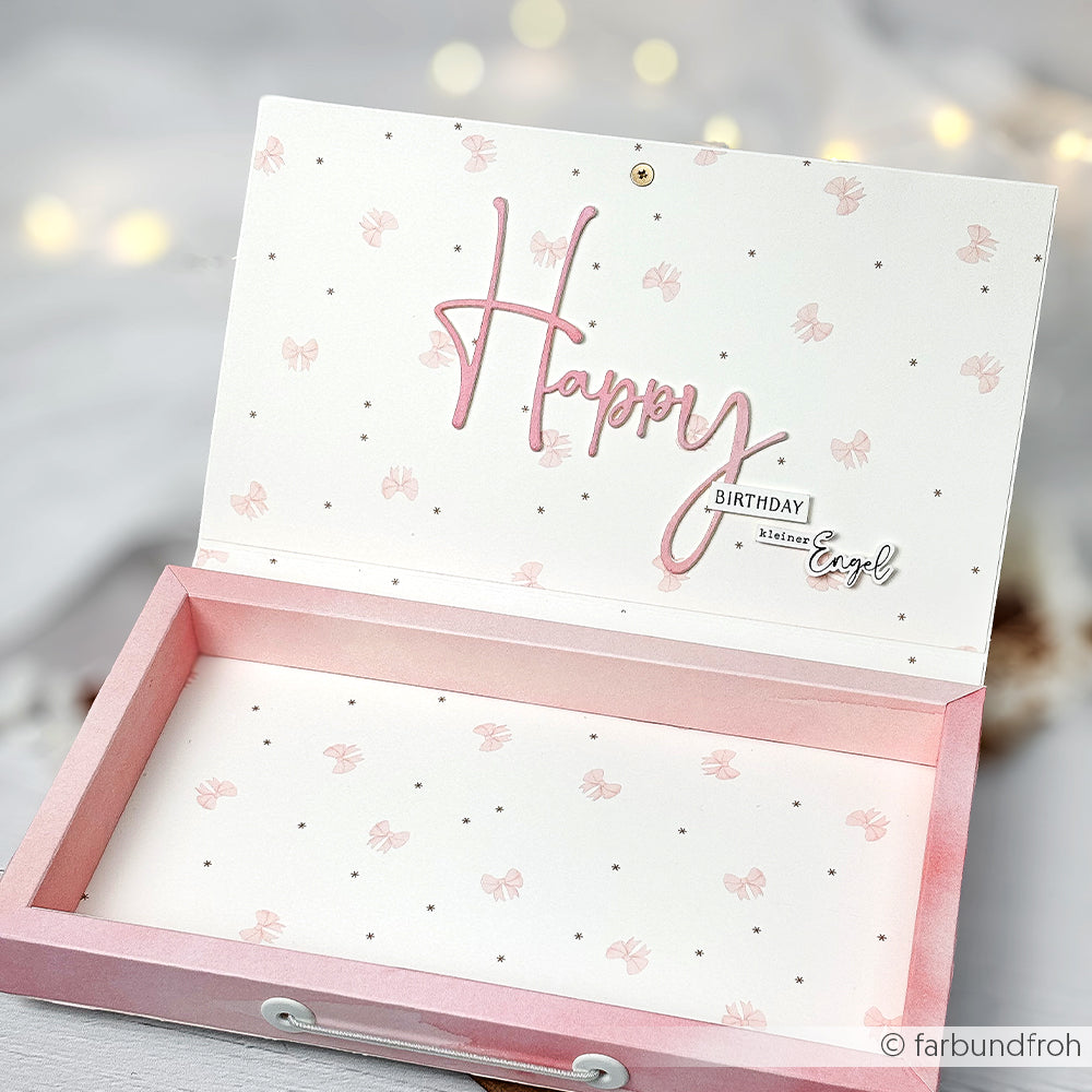Rosa-weiße Alexandra Renke Geschenkbox aus Designpapier, "Happy Birthday kleiner Engel" im Deckel, verziert mit kleinen Schleifen - eine schöne Auswahl für Ihre Papierprojekte oder Buchbinderei.