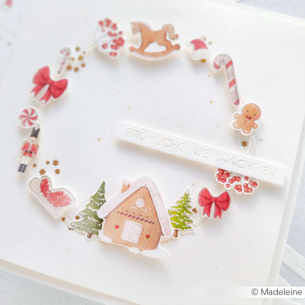 Die handgefertigten Weihnachtskranz-Grußkarten von Alexandra Renke zeigen festliche Symbole - Haus, Zuckerstange, Lebkuchen, Schleifen - und sind mit hochwertigem Designpapier für bezaubernde Papierprojekte gefertigt.