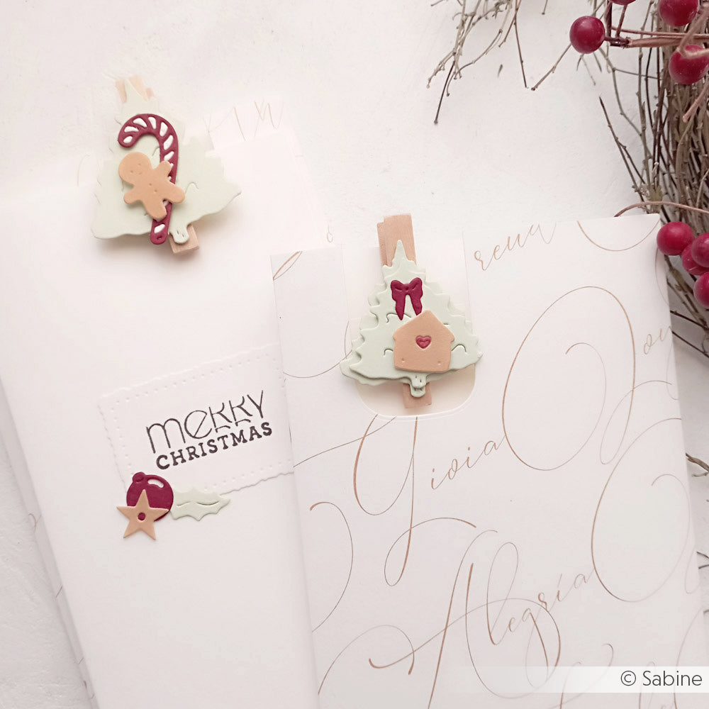 Weihnachtskarten von Alexandra Renke mit festlichen Clips - Lebkuchenmann und Zuckerstange -, eleganter Schreibschrift und hochwertigem Designpapier. Perfekt für einzigartige Papierprojekte.