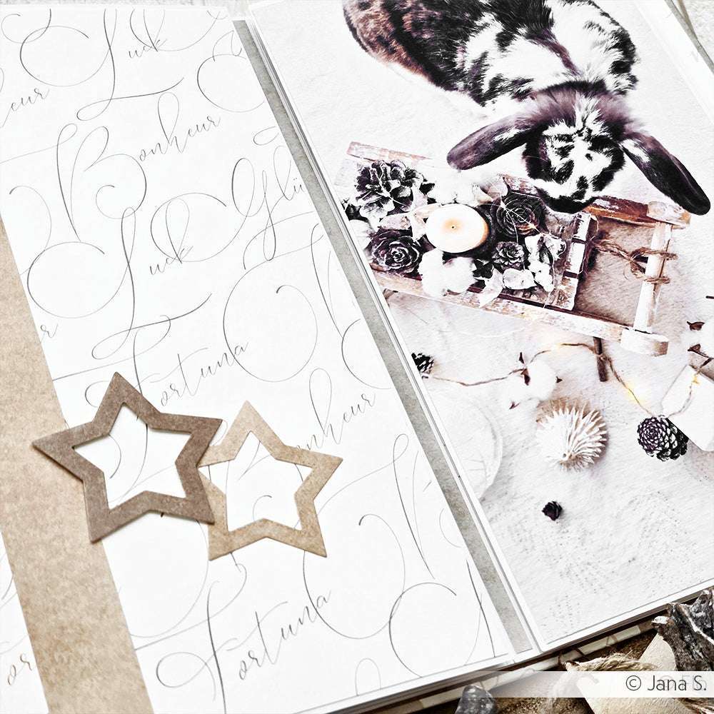 Flachdruck einer Weihnachtskarte mit einem Hasen, Sternen und Tannenzapfen in Kalligraphie-Schrift - ideal für Papierprojekte oder Buchbinderei mit charmanten Akzenten von Alexandra Renke Designpapier.