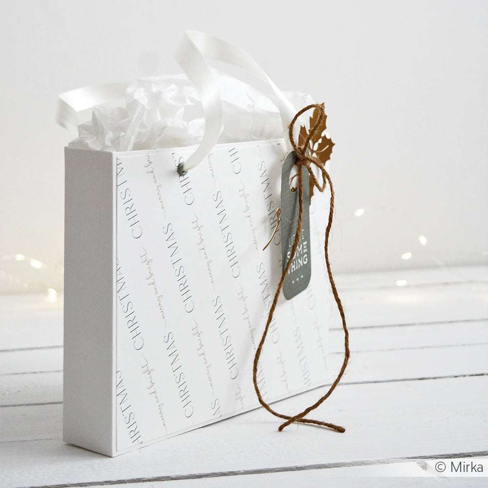 Weiße Weihnachtstüte von Alexandra Renke mit Bandhenkeln, Seidenpapier und einem Blattanhänger - ideal für Papierprojekte oder um Ihre Typo-Kombi-Weihnachtsgeschenke mit Designpapier zu veredeln.