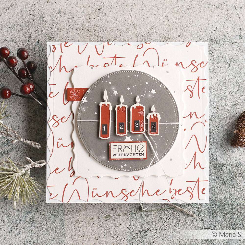 Handgefertigte Weihnachtskarte von Alexandra Renke aus Designpapier mit vier roten Adventskerzen, deutschem Text und festlichen Dekorationen auf einer strukturierten Oberfläche.
