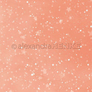 Pfirsichfarbener Hintergrund mit verstreuten weißen Sternen und Glitzern in verschiedenen Größen, perfekt als Designpapier für Bastelprojekte von Alexandra Renke, inspiriert von einem aquarellierten Sternenhimmel.