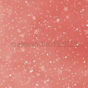 Rosa Hintergrund mit verstreuten weißen Sternen und Glitzern, inspiriert von Alexandra Renke's Designpapier und Aquarell Sternenhimmel, für einen verträumten, magischen Effekt.