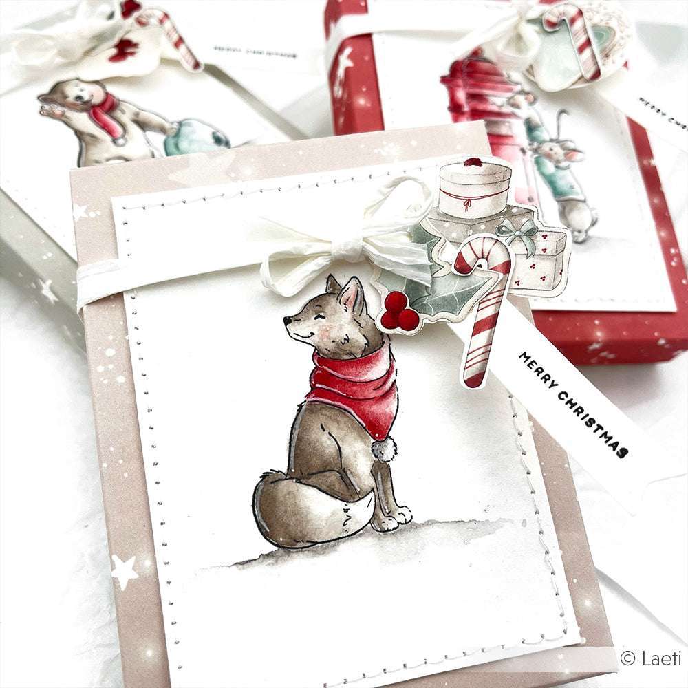 Geschenkkarton mit einem aquarellierten Fuchs im roten Schal, festlicher Dekoration und einem Frohe-Weihnachten-Anhänger - perfekt für Papierprojekte, mit zauberhaften weihnachtlichen Akzenten von Alexandra Renke's Designpapier Aquarell Sternenhimmel.