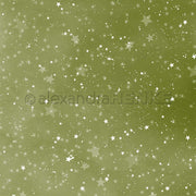 Grüner Hintergrund mit verstreuten weißen Sternen und Glitzern in verschiedenen Größen, ideal für Papierprojekte. Das Alexandra Renke Designpapier Dunkelgrün fängt den Zauber eines aquarellierten Sternenhimmels ein.
