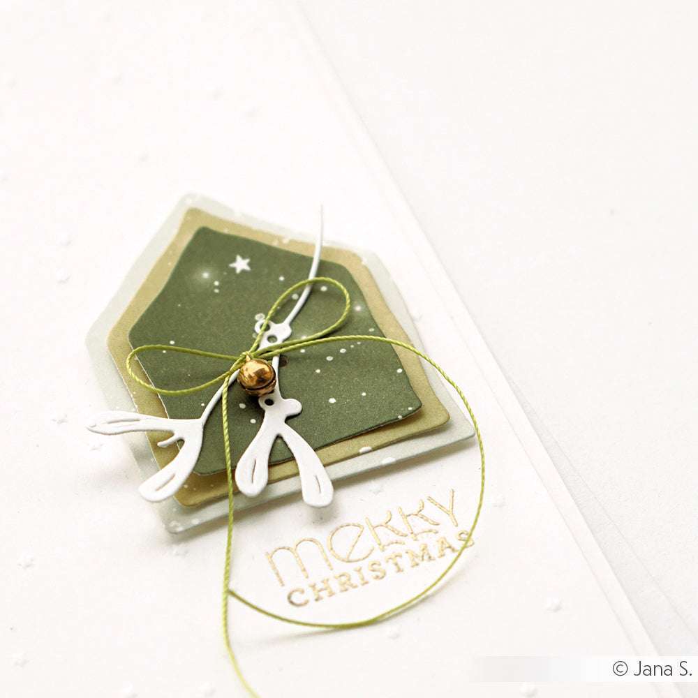 Minimalistische Weihnachtskarte von Alexandra Renke mit einem grünen Haus aus Designpapier dunkelgrün, weißem Geweih, einer goldenen Glocke und "Merry Christmas" in Gold - ideal für Papierprojekte und festliche Grüße.