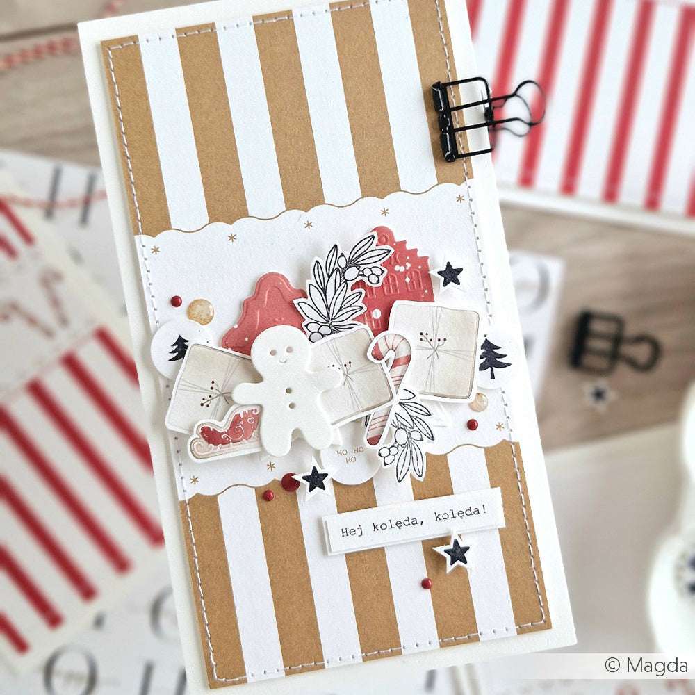 Handgefertigte Weihnachtskarte von Alexandra Renke mit Lebkuchen, Geschenken und festlicher Dekoration auf einem braun-weiß gestreiften Hintergrund mit Stern-Bordüre und elegantem Designpapier für einen charmanten weihnachtlichen Touch.