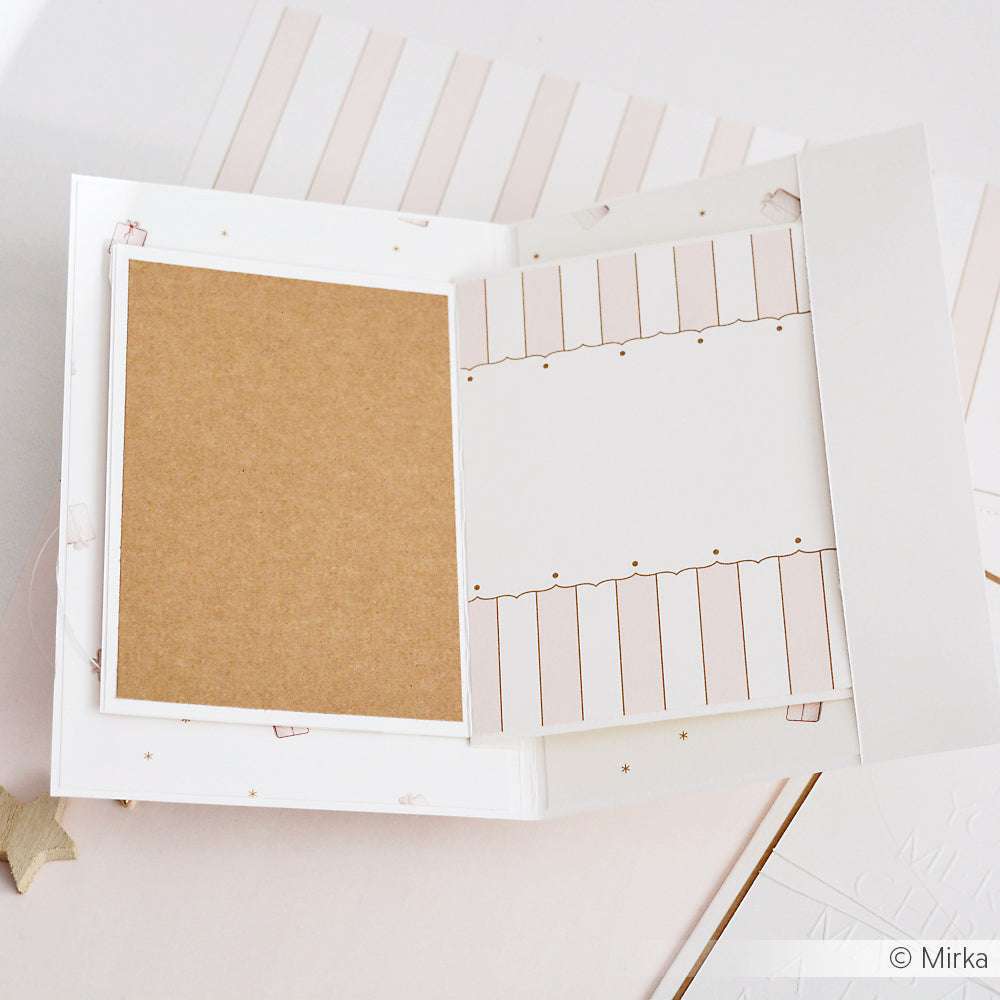 Offene Büttenkarte mit braunem Einleger und gestreiftem Dekorpapier von Alexandra Renke, mit Designpapier und Pünktchen-Bordüre mit Streifen Rosa - ideal für kreative Papierprojekte.