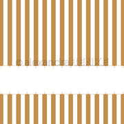 Das Alexandra Renke Designpapier zeigt vertikale gold-weiße Streifen mit einem weißen, leeren Band in der Mitte, perfekt für Papierprojekte. Eine dezente Pünktchen-Bordüre mit Streifen Gold setzt einen eleganten Akzent für kreative Gestaltungsideen.
