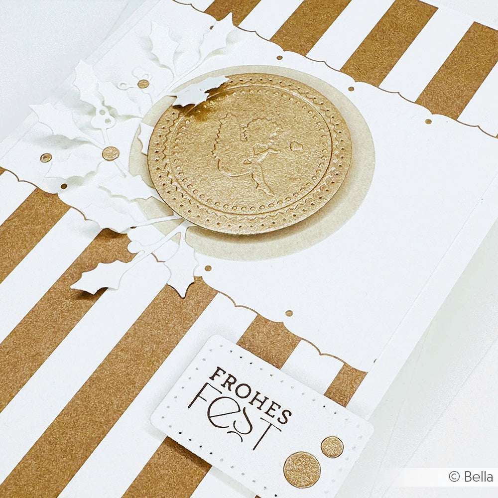 Eine festliche Alexandra Renke Karte mit goldfarbenen Streifen, Stechpalmenblättern und dem Text "Frohes Fest", perfekt für Papierprojekte. Eine Pünktchen-Bordüre mit Streifen Gold sorgt für ein elegantes Finish auf hochwertigem Designpapier.