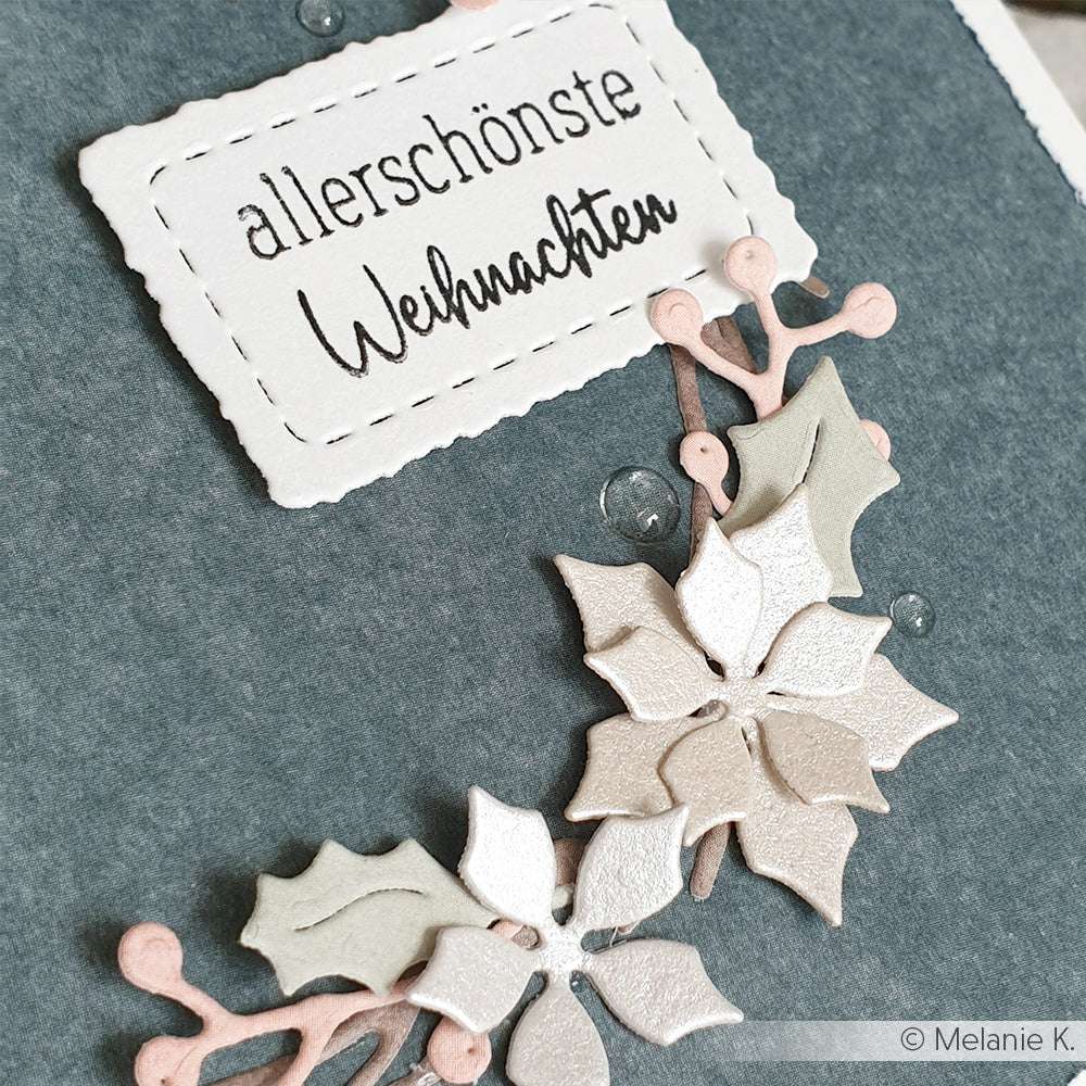 Handgemachte Weihnachtskarte von Alexandra Renke mit weißen Weihnachtssternblüten aus hochwertigem Designpapier und dem Text "Allerschönste Weihnachten".