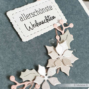 Handgemachte Weihnachtskarte von Alexandra Renke mit weißen Weihnachtssternblüten aus hochwertigem Designpapier und dem Text "Allerschönste Weihnachten".