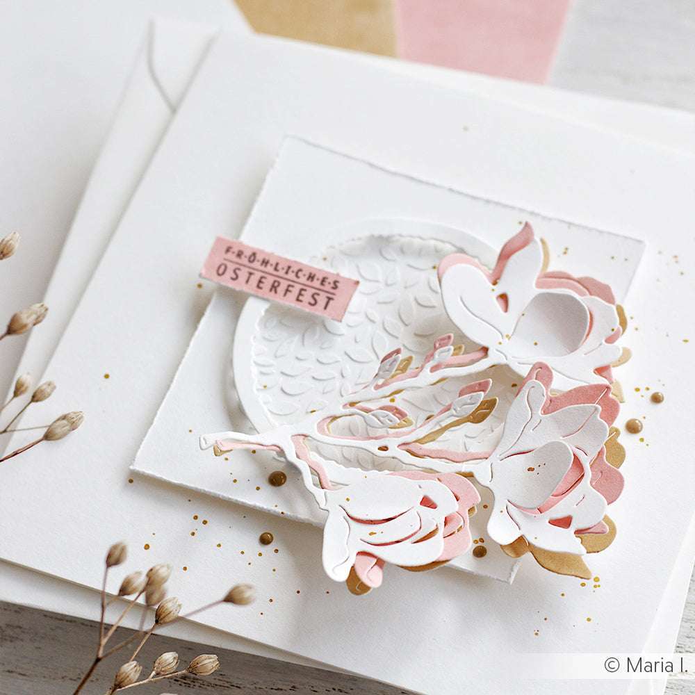 Handgemachte Osterkarte von Alexandra Renke mit geschichteten Papierblumen aus hochwertigem Designpapier, einem strukturierten Hintergrund und einem "Fröhliches Osterfest"-Anhänger - ideal für einzigartige Papierprojekte.