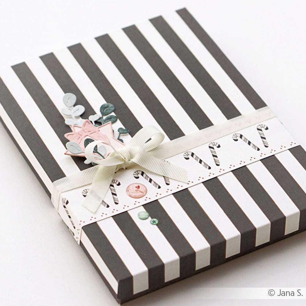 Rechteckige Geschenkbox von Alexandra Renke mit schwarz-weißen Zuckerstangen Streifen, cremefarbenem Band und niedlichen Zuckerstangen- und Blumendekorationen - ideal für Designpapier Papierprojekte.