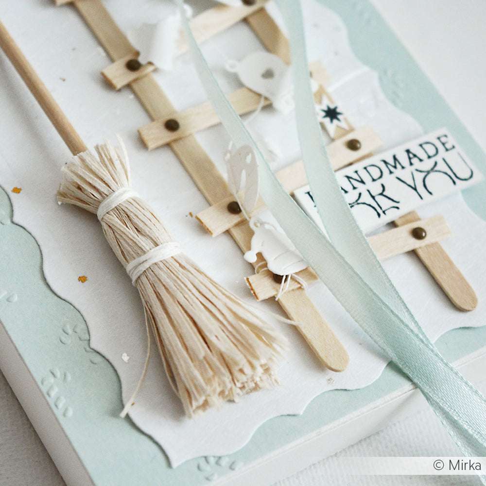 Handgefertigte Karte von Alexandra Renke mit einem Mini-Besen, hellblauem Band und einer Holzleiter auf weißem und blauem Hintergrund - ideal für Papierprojekte oder Liebhaber von Buchbinderei-Design.