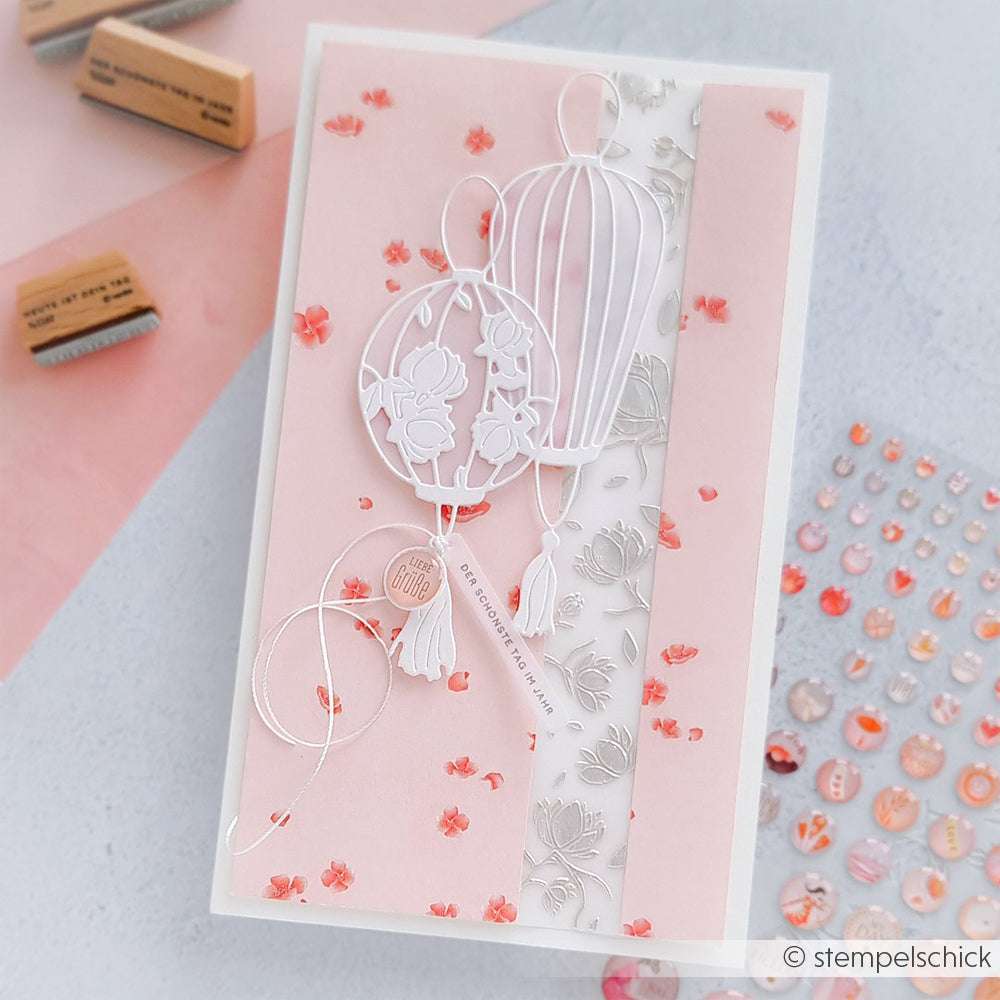 Handgefertigte Karte von Alexandra Renke mit rosafarbenem Blumenpapier, silbernen Akzenten und weißen, ausgeschnittenen Vogelkäfigen und Quasten - perfekt für Ihr nächstes Papierprojekt oder zur Abstimmung mit der Kollektion Lisas Figurinen Blütenregen.