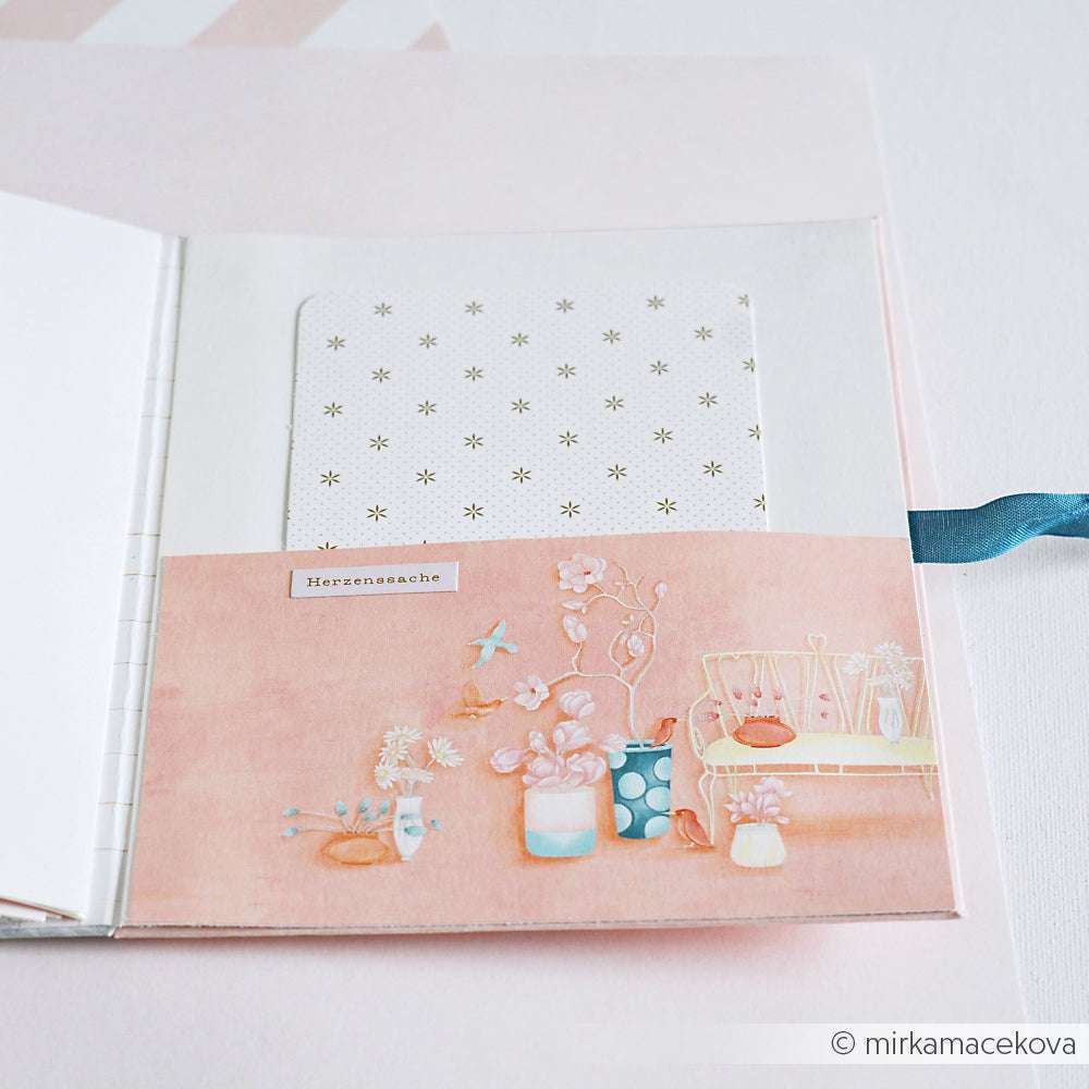 Alexandra Renke Grußkarte mit pastellrosa geblümtem Designpapier, Tasche und gemusterter Einlage, offen auf weißem Untergrund - ideal für einzigartige Papierprojekte.