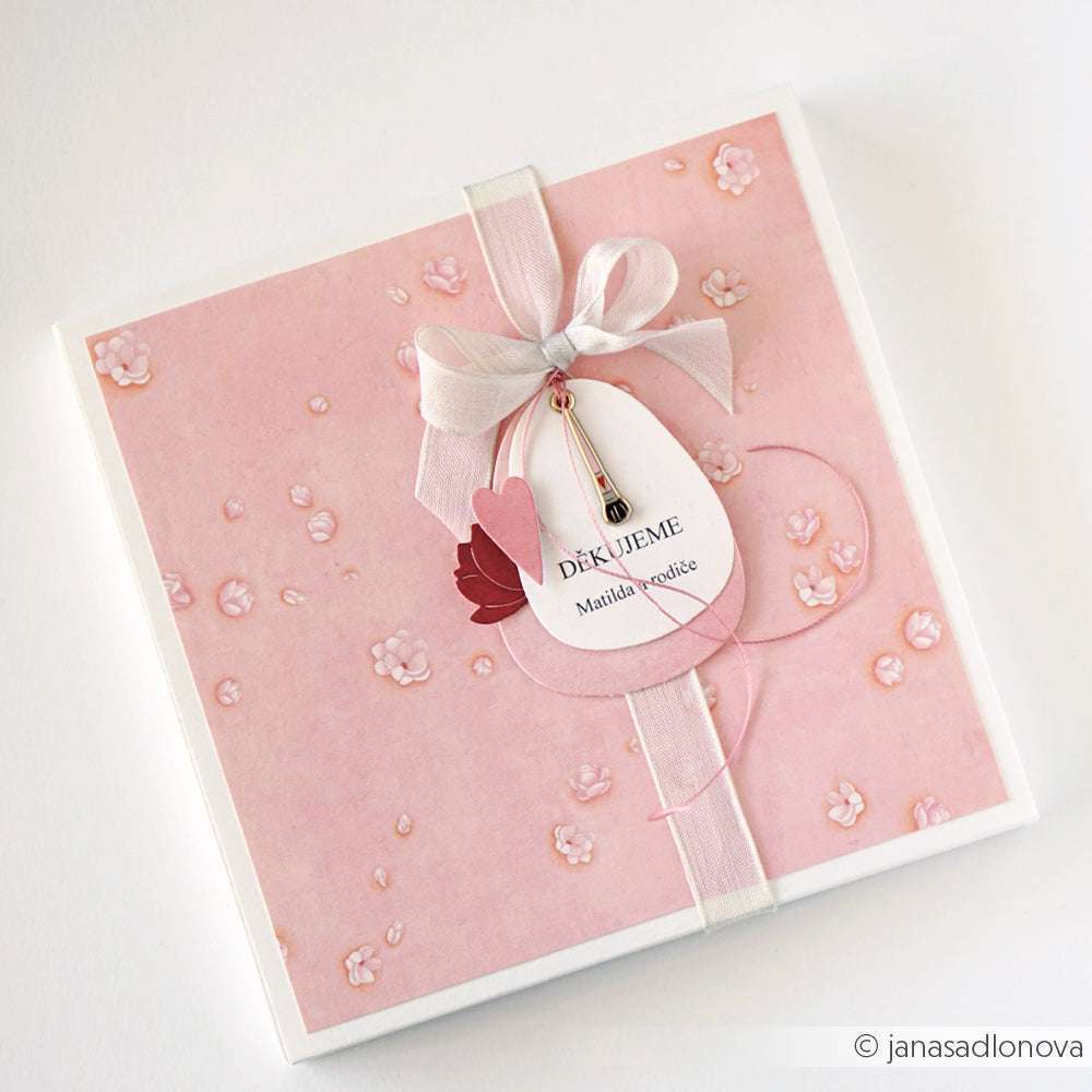 Quadratische rosa Blumengeschenkbox von Alexandra Renke, gefertigt aus Designpapier und verziert mit einem weißen Band, einer Schleife und einem Dankeschön-Anhänger - perfekt für Papierprojekte oder Lisas Figurinen-Magnolienzauber-Kreationen.