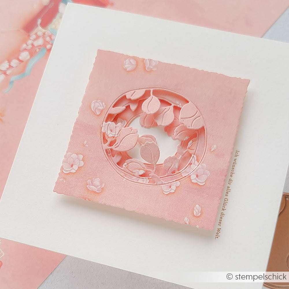 Lagenweise rosa Kirschblüten-Papierkunst, kreisförmig auf Weiß angeordnet - die perfekte Inspiration von Alexandra Renke für Designpapier oder Papierprojekte wie Lisas Figurinen Magnolienzauber.