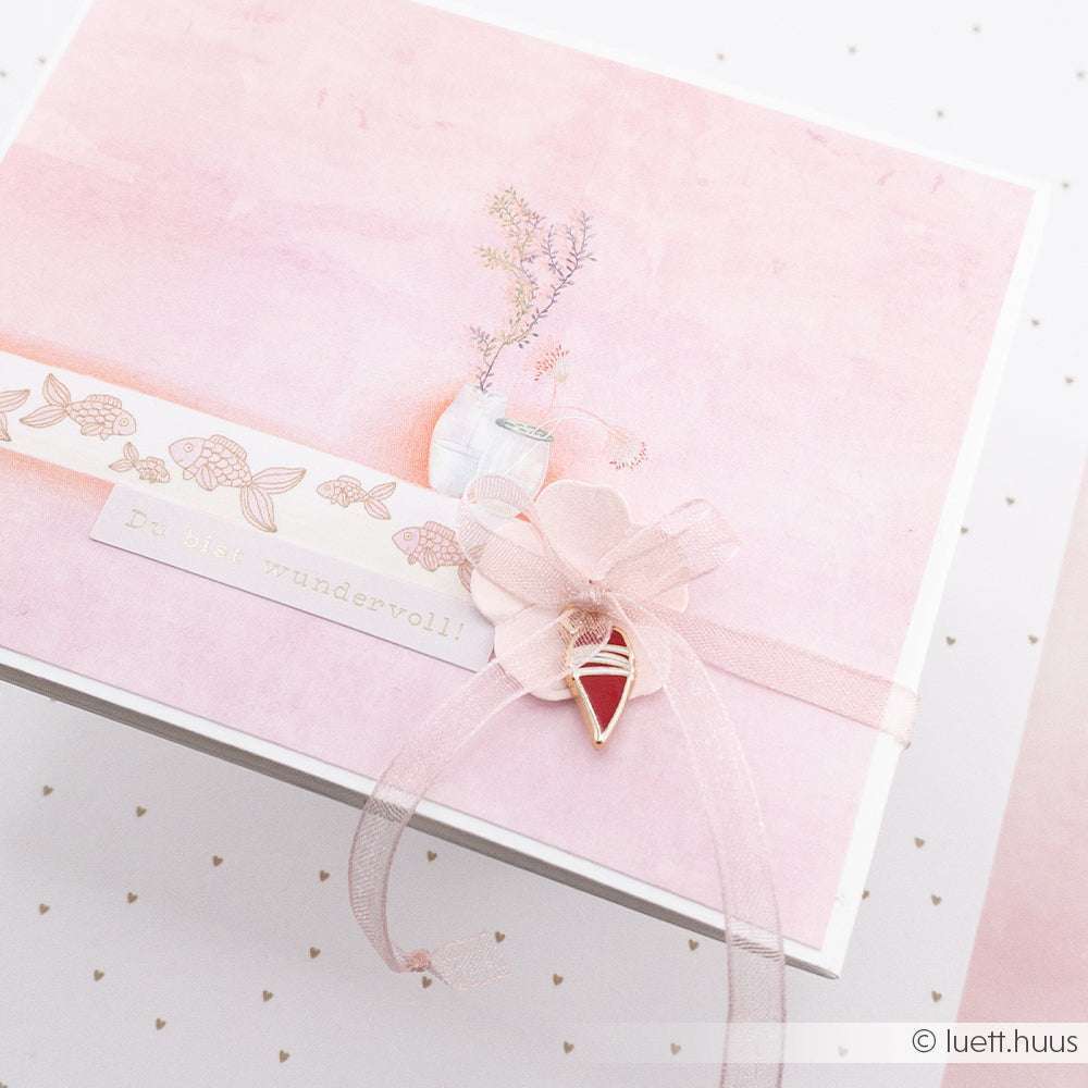 Grußkarten von Alexandra Renke mit Band, kleinem Kuchenanhänger und floralem Design auf zartem Papier - ideal für liebevolle Papierprojekte.