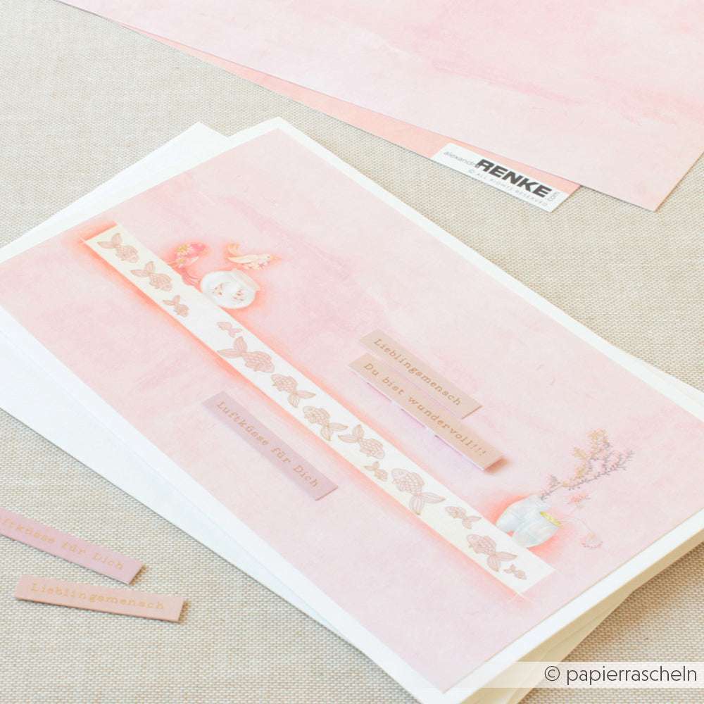 Zartrosa Briefpapier von Alexandra Renke mit Blumen- und Schmetterlingsmotiven, beschrifteten Anhängern und einer Vasenillustration - ideal für Grußkarten oder kreative Papierprojekte mit Ihrem Lieblingsdesignpapier.