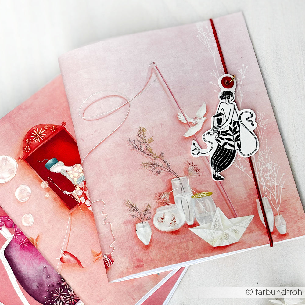 Ein Stapel rosafarbener Grußkarten von Alexandra Renke, hergestellt aus hochwertigem Designpapier - perfekt für Buchbindereien und kreative Papierprojekte.