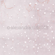 Weiße Ballons mit roten Schnüren schweben vor einem blassrosa strukturierten Hintergrund und zeigen die zarte Kunstfertigkeit und raffinierte Eleganz, die für Alexandra Renke charakteristisch sind.