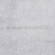 Hellgrauer strukturierter Hintergrund mit verstreuten weißen Punkten wie Schneeflocken - ideal für Buchbinderei oder Designpapier in Ihren Papierprojekten von Alexandra Renke.