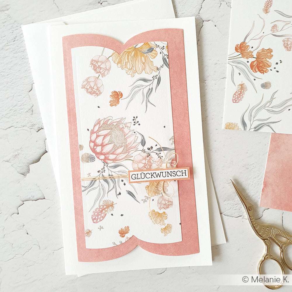 Grußkarte von Alexandra Renke mit einem floralen Design in zartem Rosa und Gold, mit "Glückwunsch" auf der Vorderseite - ideal für Papierprojekte oder mit hochwertigem Designpapier gestaltet.
